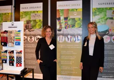 Suzanne Smal en Michelle Specht van Biocare Products en op de voorgrond de nieuwe Organic Socks of Sweden, verkrijgbaar in verschillende prints, vele maten en soorten.